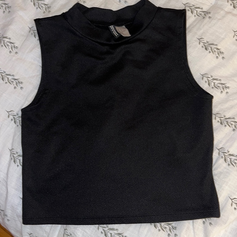 Divided size medium crop top black